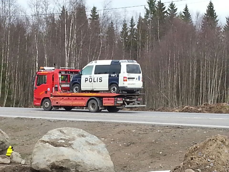 Tuleen sytytetty poliisiauto kuljetettiin pois Hanhikiven alueelta lavetilla. Paikalla olevan Kalevan toimittajan mukaan auton lasit näyttivät harmaantuneilta, joten auto on mahdollisesti sytytetty palamaan sisältä.