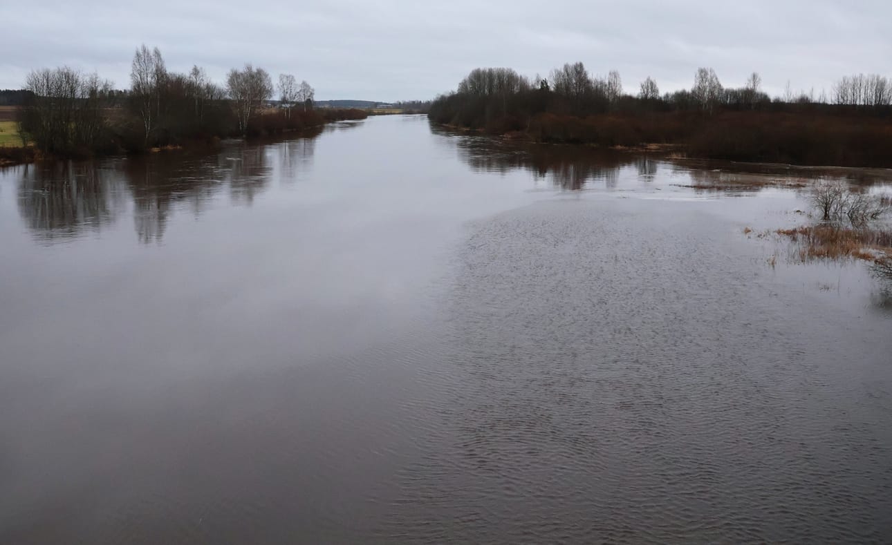 Pientä paisuntaa oli havaittavissa Lapuanjoessa 2. joulukuuta. Näkymä on Liinamaan sillalta Kauhavalle päin.