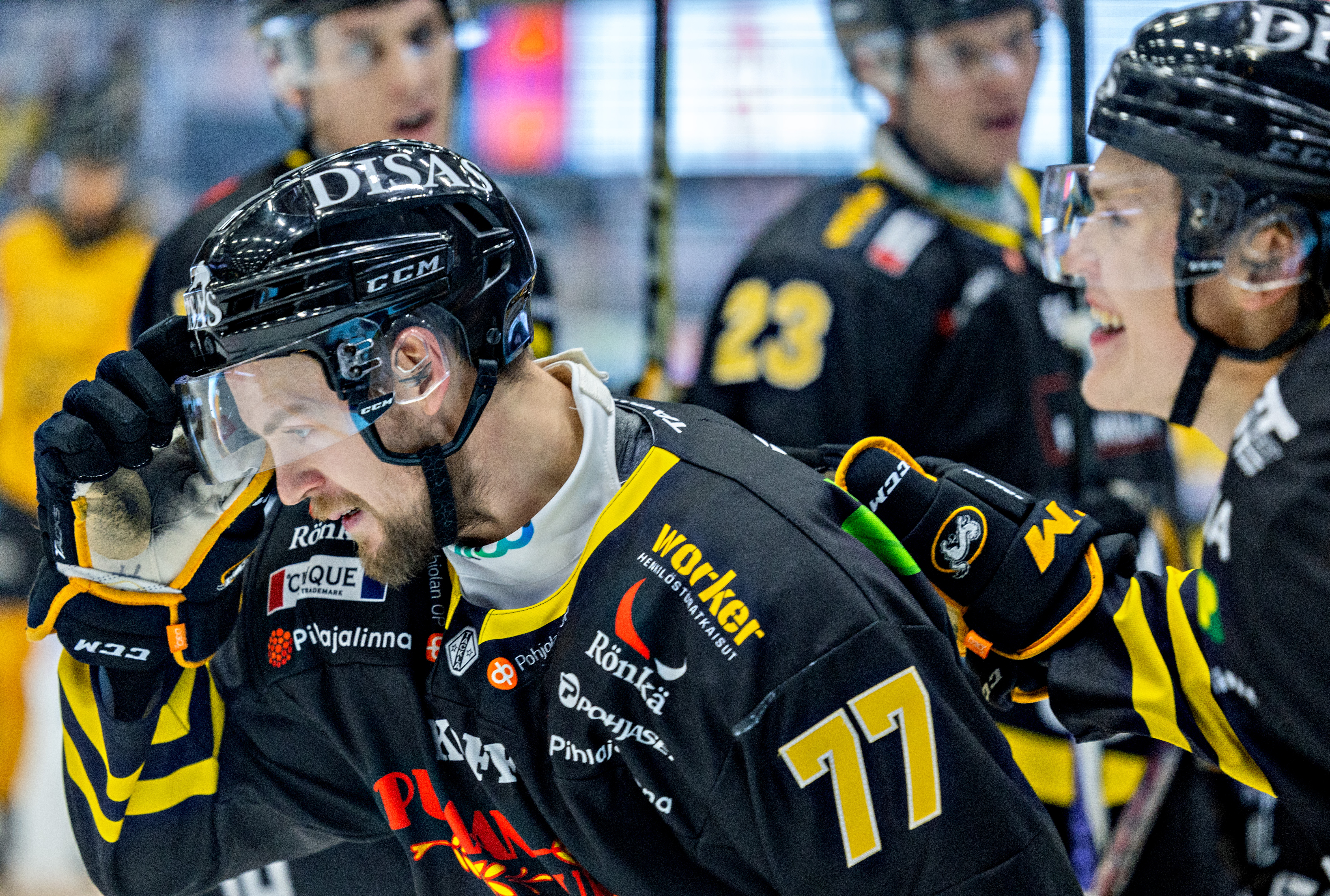 Lähtöpassit Oulusta saanut Antti Kalapudas katseli vierestä Kärppien voitonjuhlia – "Luotto loppui kuin seinään, kun ei tehoja tullut heti"