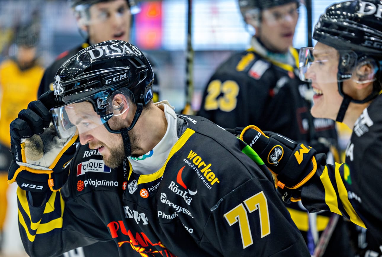Illan voittomaali (3–2) on syntynyt. Kasper Björkqvist (oik.) antoi syötön vauhdikkaasti luistelleelle Teemu Turuselle, joka nosti kiekon rystyllä maalin kattoon ohi SaiPa-vahti Jan Lukasin.