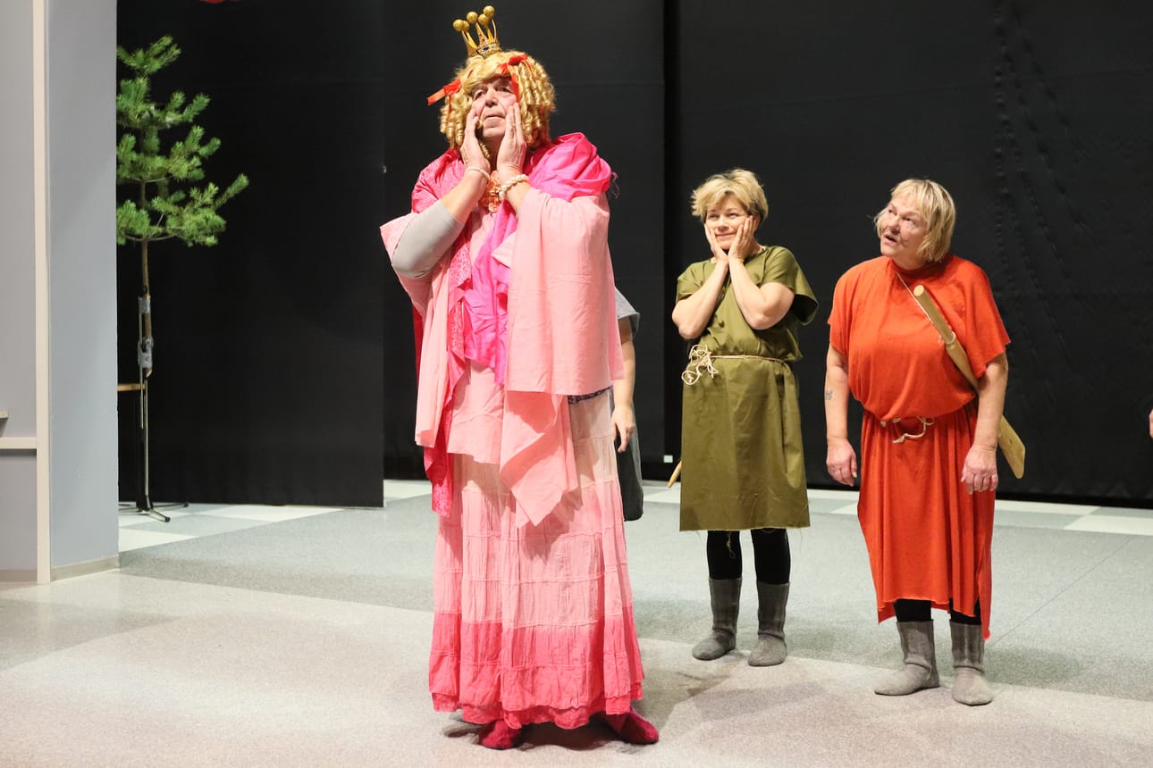 Jorma Hiitola yllättää Prinsessan roolissa. Taustalla taitavista veljeksistä Tuula Karjalainen ja Hilkka Backman. Satunäytelmästä on vielä tässä viikonvaihteessa ja ensi viikolla neljä esitystä.