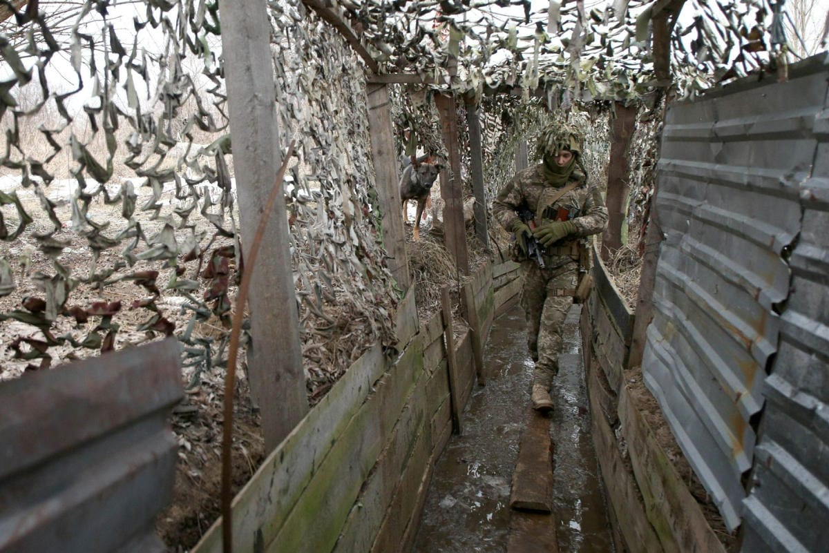 Ukrainan armeijan sotilas juoksuhaudassa lähellä Avdiivkaa Donetskissa Ukrainan kaakkoisosassa. LEHTIKUVA / AFP