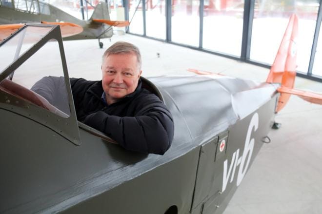Kauhavan Wanhanajan Lentopäivät ry:n varapuheenjohtaja Kari Janhunen ujuttautui Lentokonepuiston Viiman ohjaamoon viime viikolla. Phil Lawton tuo juuri samanlaisen koneen kesäkuussa Kauhavalle. KUVA: ANU NAHKALA