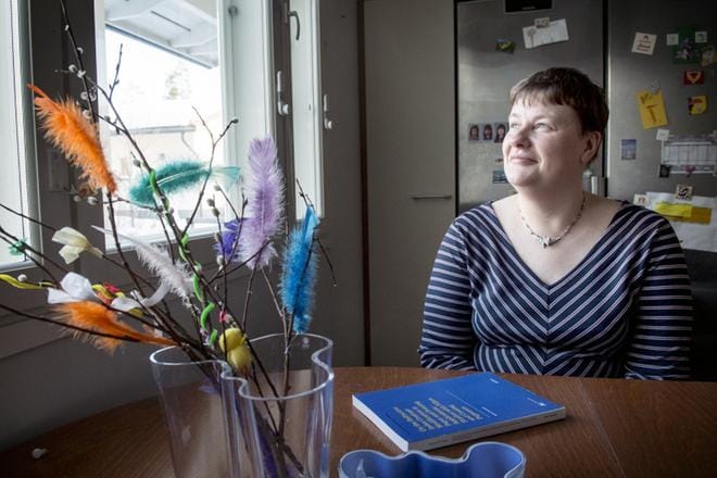 Johanna Koivunen kuntoutuu vähitellen vuosi sitten saamastaan streptokokki-infektiosta. Hän haluaisi tulevaisuudessa perustaa muistorahaston, jolla tuettaisiin nopeampaa ja luotettavampaa diagnostiikkaa ja sen tutkimusta. Kuva: Kimmo Penttinen