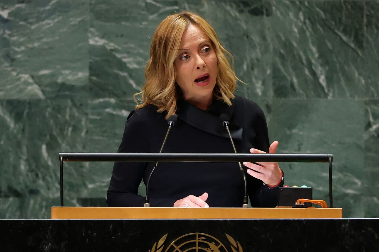 Oppositiossa ollessaan Meloni osallistui Yhdysvalloissa säännöllisesti poliittisiin kokouksiin, joissa Trump oli puhumassa. Meloni ylisti Trumpia ja sanoi, että Italian pitäisi ottaa hänestä mallia. Kuvassa meloni puhuu viime tiistaina YK:n yleiskokouksessa New Yorkissa.