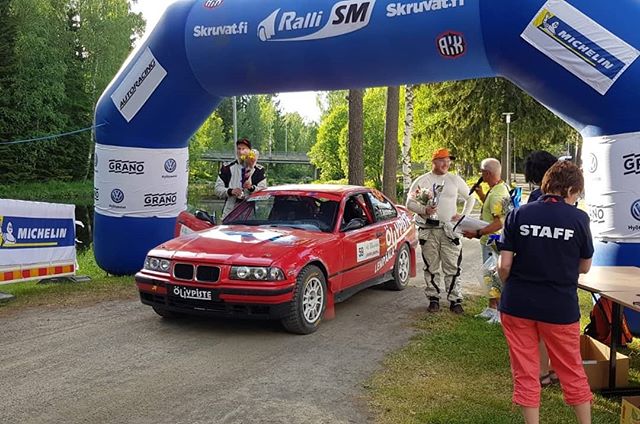 Jari Kihlman ja Tomi Hänninen Seinäjoen rallin maalissa.