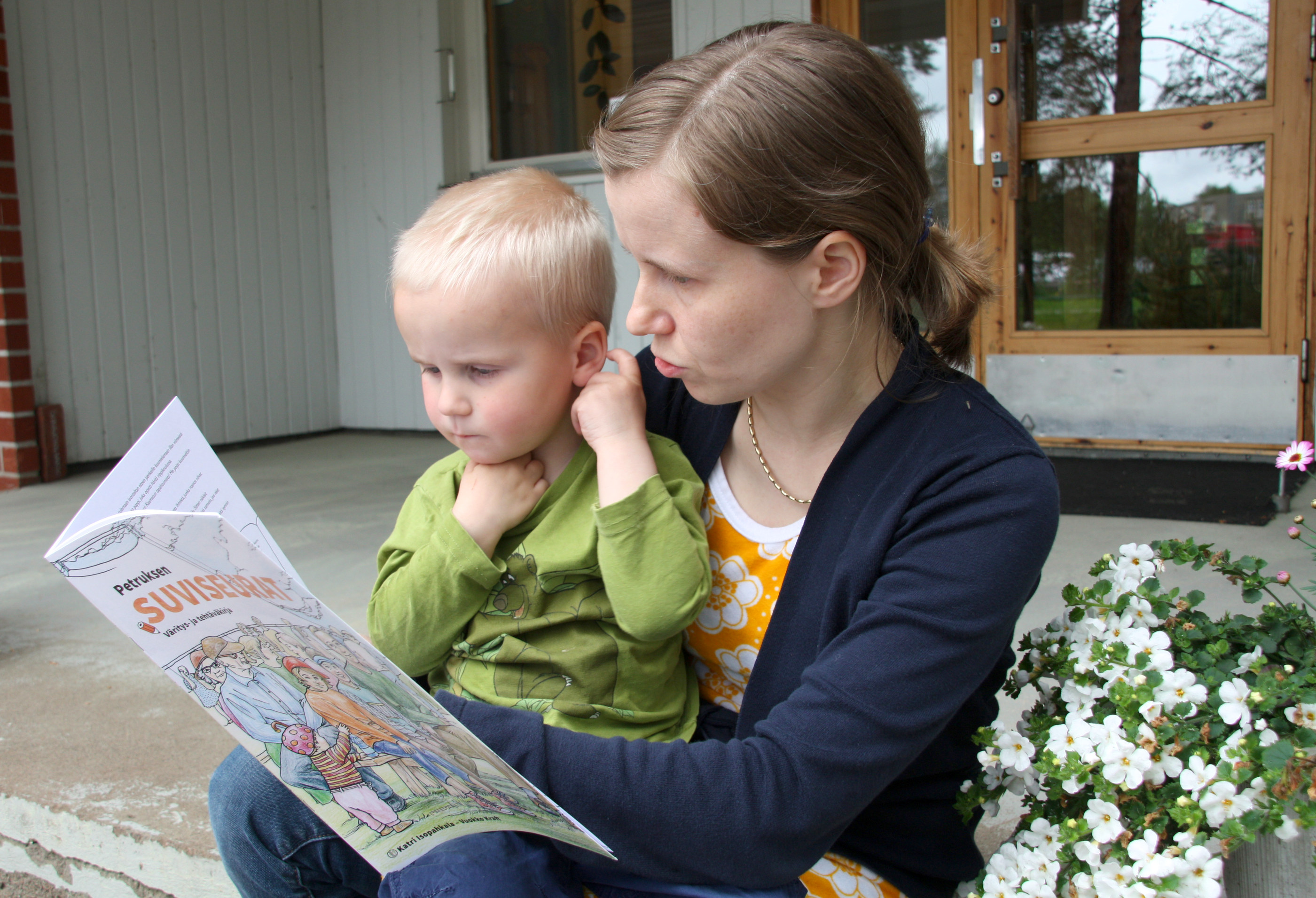 Katri Isopahkalan viidestä lapsesta toiseksi nuorin, Aapeli, on saanut toimia äitinsä käsikirjoituksen kriitikkona alusta pitäen.