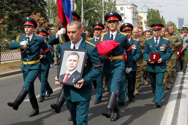 Venäjä-mieliset separatistijoukot saattelivat räjähdyksessä kuolleen johtajansa Alexander Zahartshenkon sunnuntaina haudan lepoon Donetskissa. KUVA: Alexander Ermotshenko/EPA