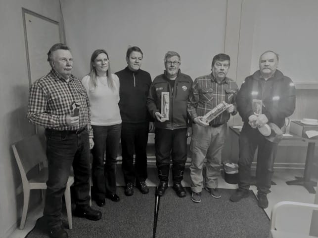 Kuvassa uusi ja entinen puheenjohtaja Kati Suotula ja Voitto Sorvoja sekä käyttökoirien palkitut kasvattajat Hannu Mehtätalo, Heikki Mehtätalo, Hannu Talvi ja Seppo Alila.