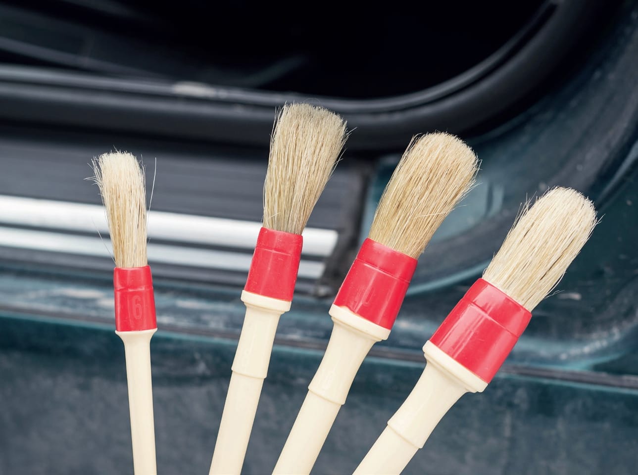 Pehmeä muovirunkoinen, pensselimäinen harja ja pesuaineliuosta sisältävä sumutinpullo ovat erinomaiset välineet ovenvälien pesemiseen.