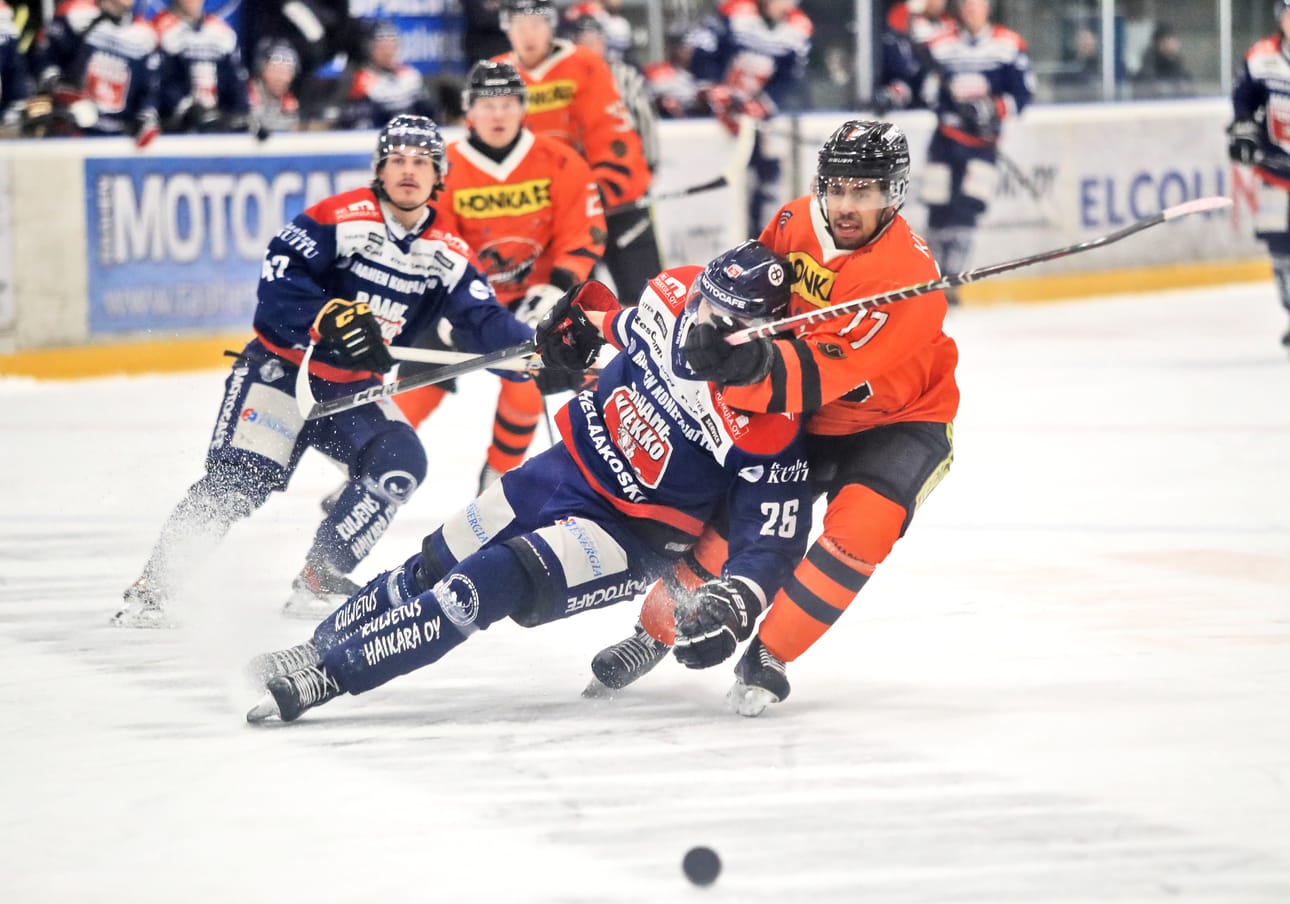 Ville Viitanen oli lauantaina vaikeasti pideltävä. Armoton työnteko palkittiin kahdella osumalla. Haukkojen Matias Kutvonen yritti hidastaa Viitasta kaikin keinoin.