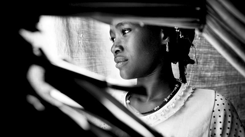 Valokuvaaja Meeri Koutaniemi matkusti vuonna 2013 Nigeriin Tabareybareyn pakolaisleirille, jossa hän kuvasi kotoaan paenneita malilaistyttöjä ja heidän elämäänsä leirillä. Kuvista koostettiin näyttely, joka on osa Plan Internationalin Koska olen tyttö -kampanjaa. Kampanjalla pyritään parantamaan tyttöjen koulutusta ja suojelua.