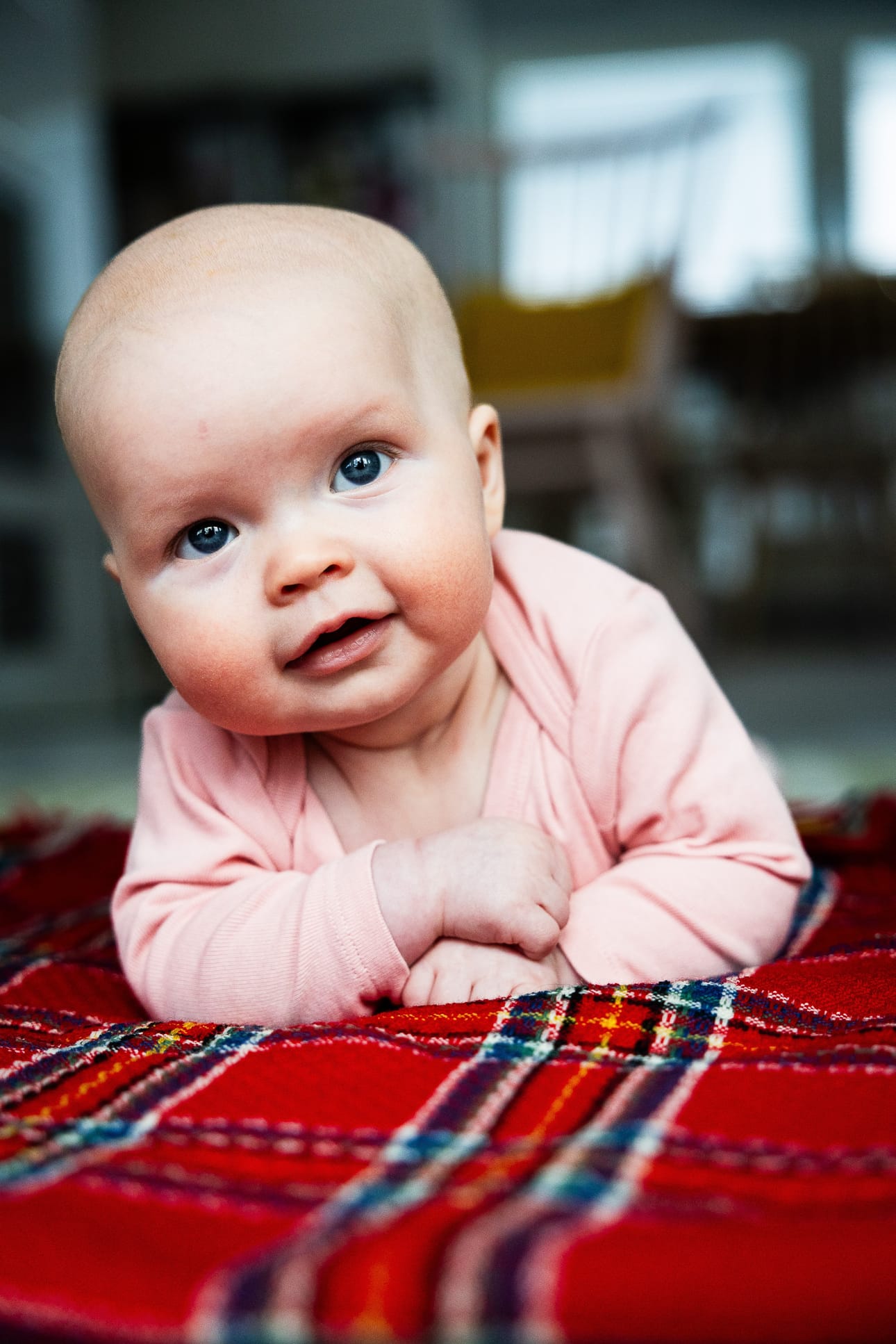 Elokuussa syntynyt Elli Valkama on yksi Rovaniemellä viime vuonna syntyneistä ja hän ihastuttaa vauvaliitteen kannessa.
