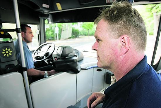 Neljä vuotta Koskilinjojen palveluksessa linja-autoa ajanut Dimcho "Kimi" Petrov piti taloudellisuusajokoulutusta myönteisenä ja hyödyllisenä kokemuksena. Kouluttaja Heikki Syvälä seuraa tarkasti kuljettajan ajoa.