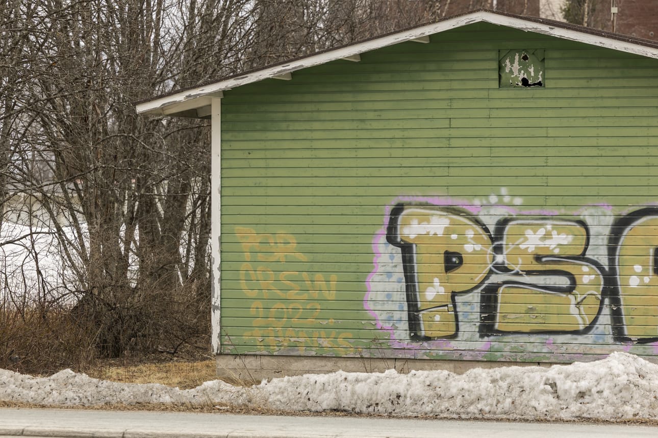 Kaiterantiellä sijaitsevan puutalon päätyseinään on tehty kookas graffiti.