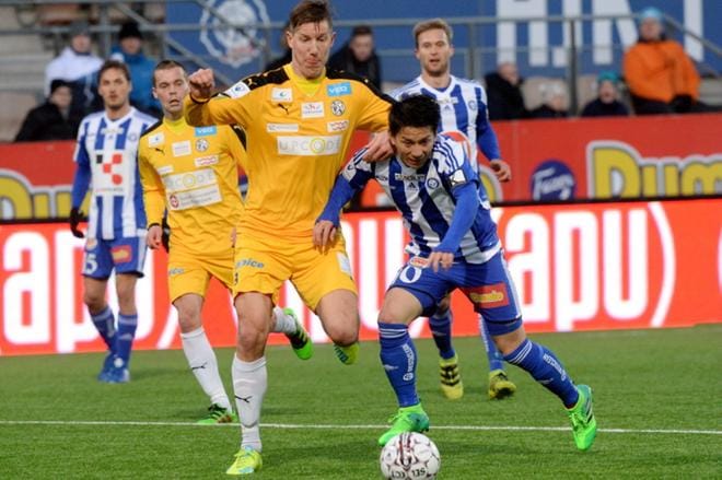 HJK:n Atomu Tanaka oli paha vastus VPS:n Ville Koskimaalle. LEHTIKUVA / MIKKO STIG