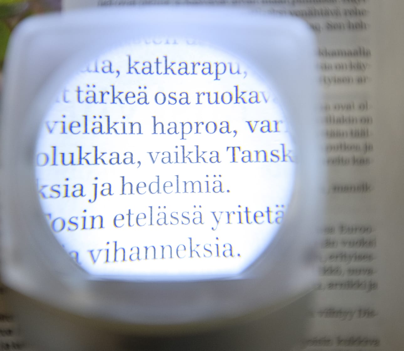 Oulun yliopistollisen sairaalan näkökeskus lainaa näkemisen apuvälineitä, kuten erilaisia suurentavia laitteita, kirja, lukeminen, apuväline