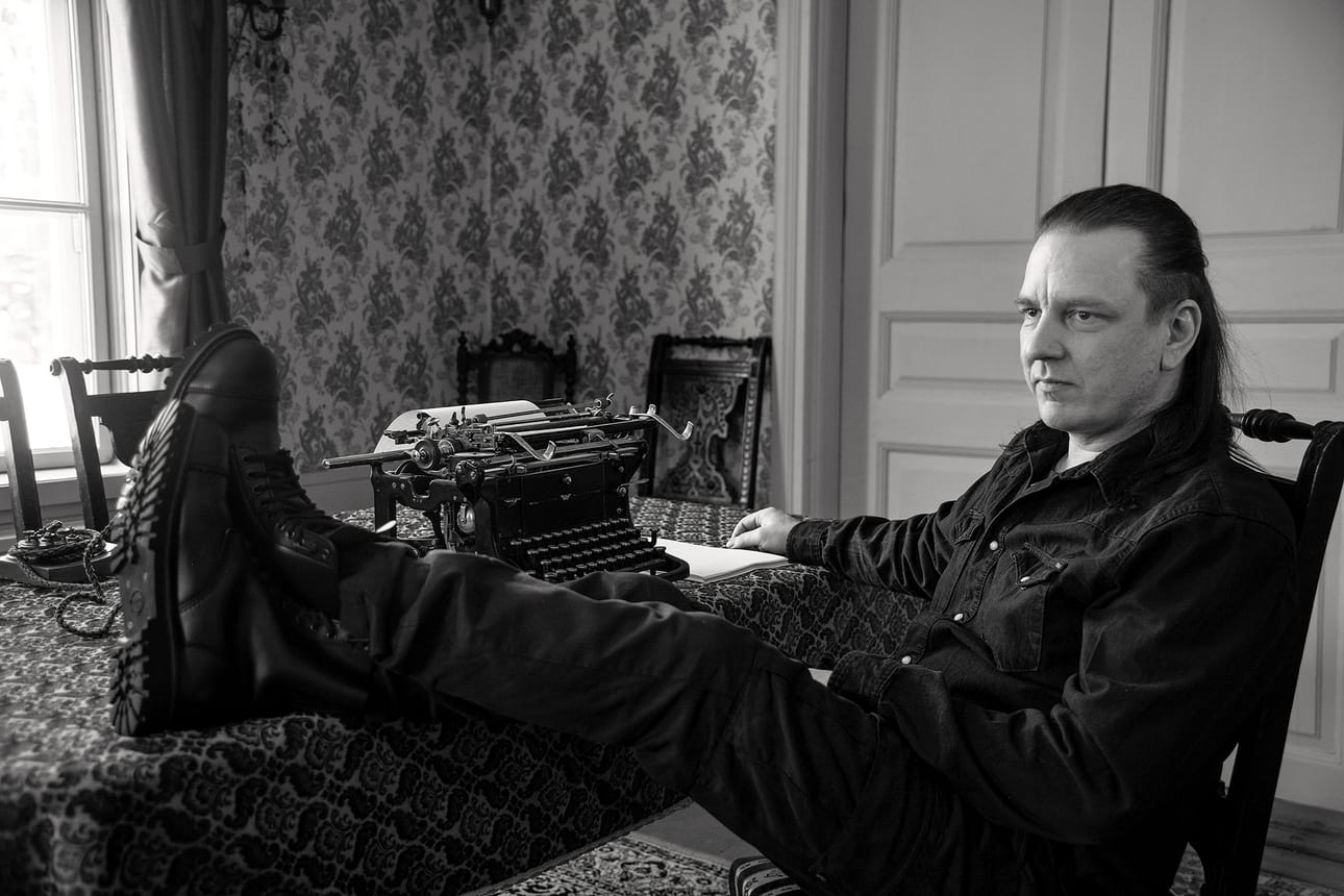 Synkkiin teksteihin ja sysimustaan huumoriin erikoistunut Lopakka kirjoitti aikoinaan gradunsa kuolinilmoitusten metaforista. Tiettävästi kaikki painokset on sittemmin kähvelletty yliopiston kirjastosta. – Näin on minullekin kerrottu. Siellä on jokunen kuoleman metaforista kiinnostunut ollut tiedonjanoisena liikkeellä, Lopakka nauraa.