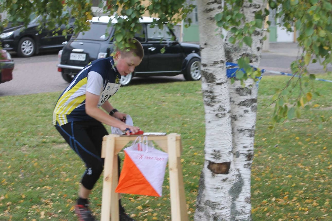 Antti Harjuhaahto leimasi vauhdikkaasti ensimmäisen sprinttinsä viimeisellä rastilla.