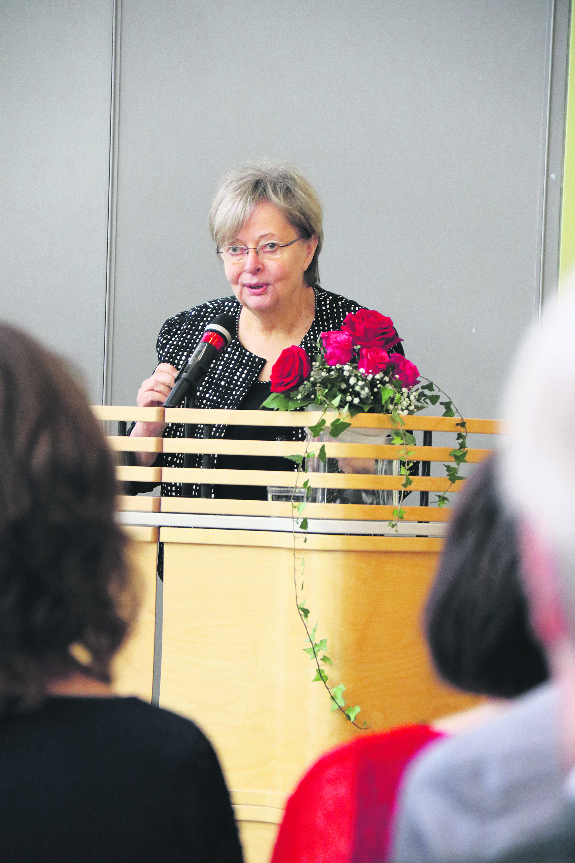 Juhlapuhuja, europarlamentaarikko Liisa Jaakonsaari kertoi isoäitinsä vaiheista Kempeleen tiilitehtaan työlälisenä ja luudan tekijänä.