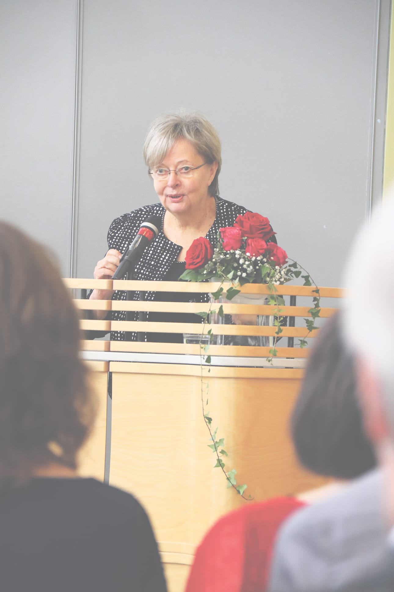 Juhlapuhuja, europarlamentaarikko Liisa Jaakonsaari kertoi isoäitinsä vaiheista Kempeleen tiilitehtaan työlälisenä ja luudan tekijänä.