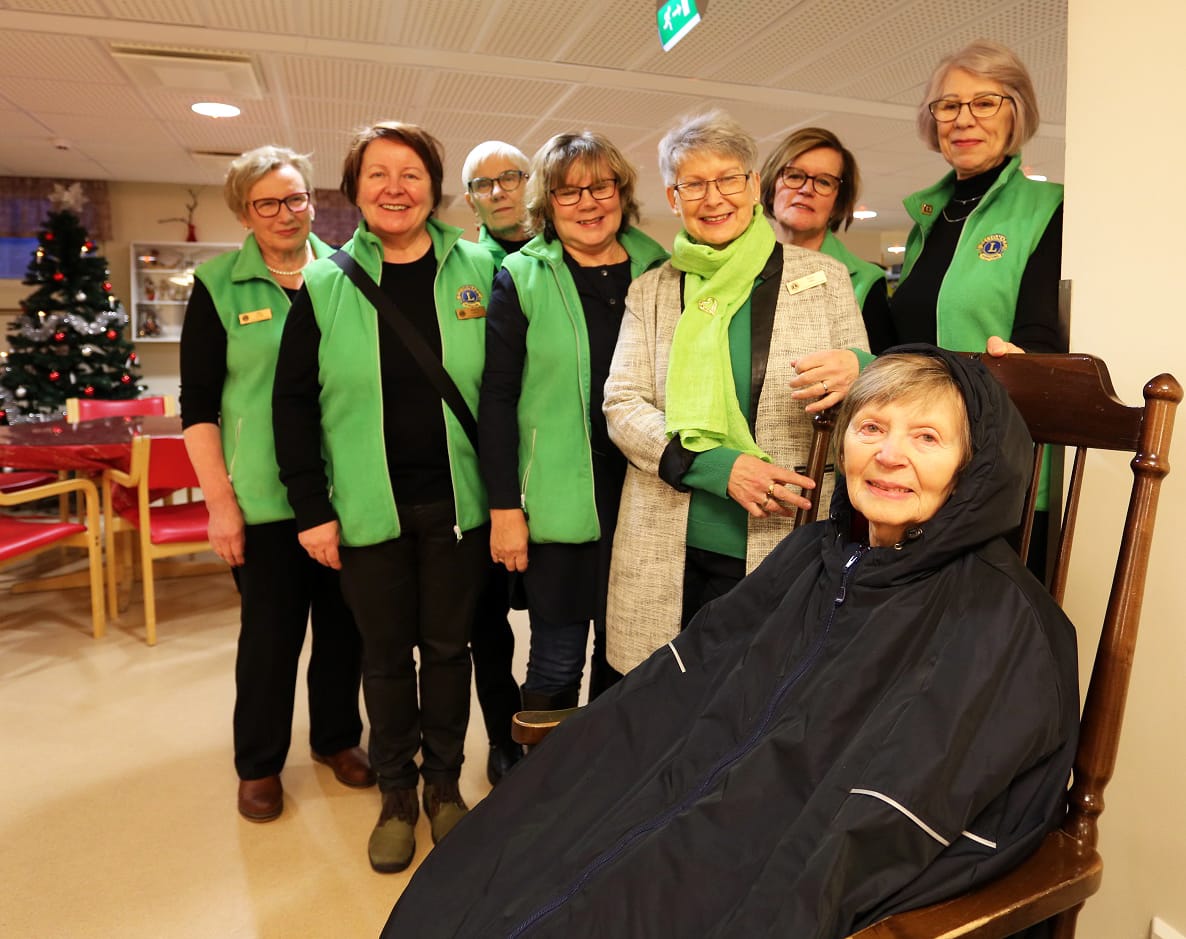 Pyörätuolivaatteita voi pukea tavallisten vaatteiden päälle. Petronelloista lahjoitusta olivat tekemässä Eliisa Lintula, Birgitta Laakso, Tuulikki Arola, Lea Sarapää, Raija Hilke, Riitta Helisten ja Liisa Kärkkäinen.