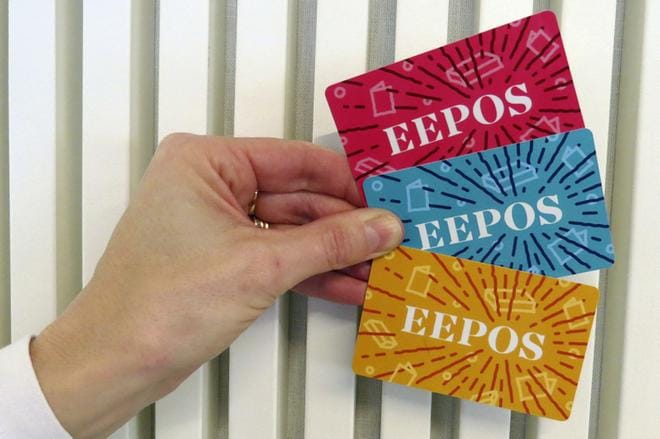 Eepos-kirjastoissa käyvät vanhat kirjastokortit, mutta halutessaan asiakas voi ostaa uuden Eepos-kortin. Värejä on valittavana kolme. Uudet asiakkaat saavat uuden kortin ilmaiseksi.