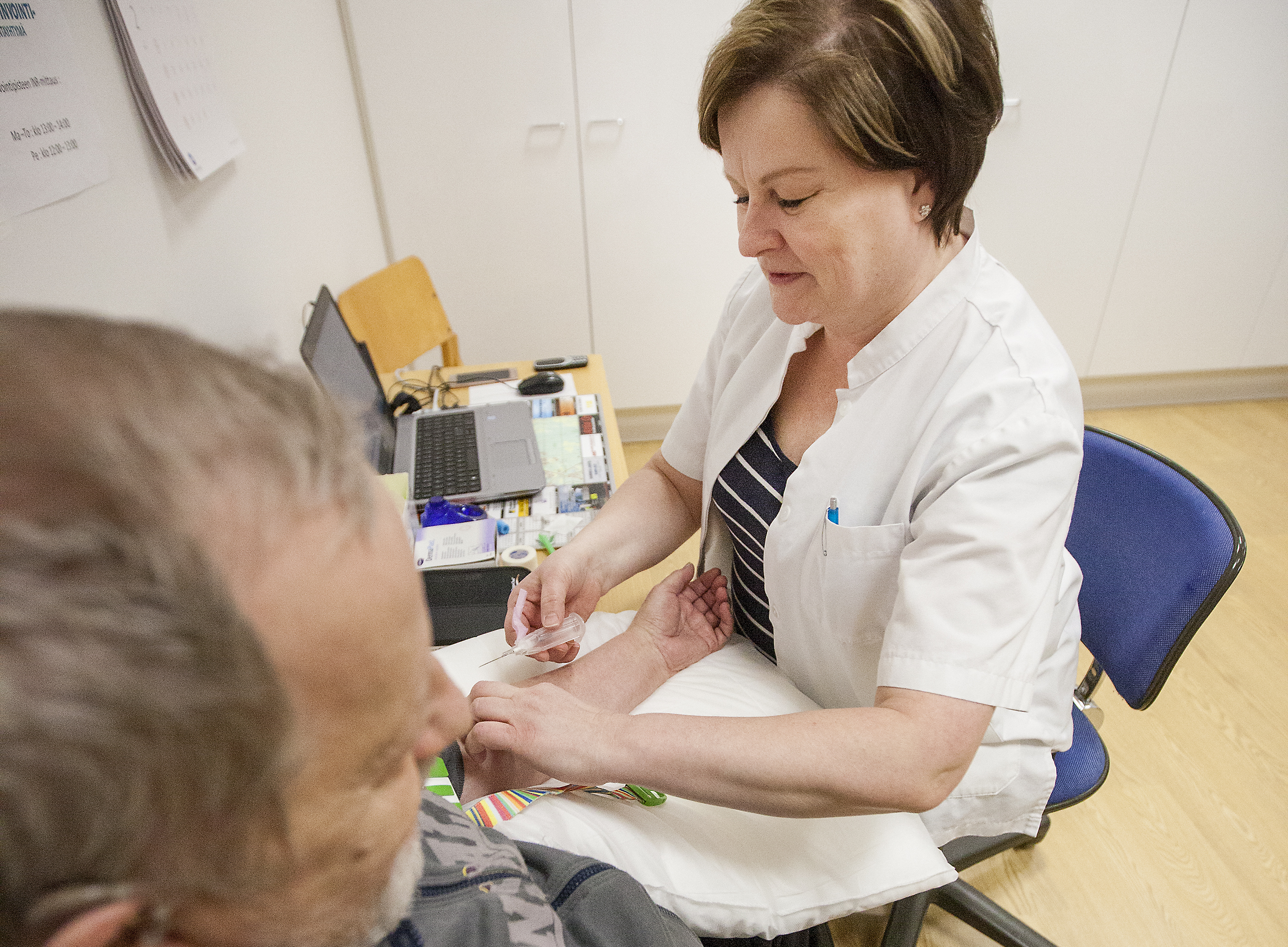 Sari Salmela ottaa INR-näytteitä Raahen keskustassa sijaitsevassa NeuvoRassissa.