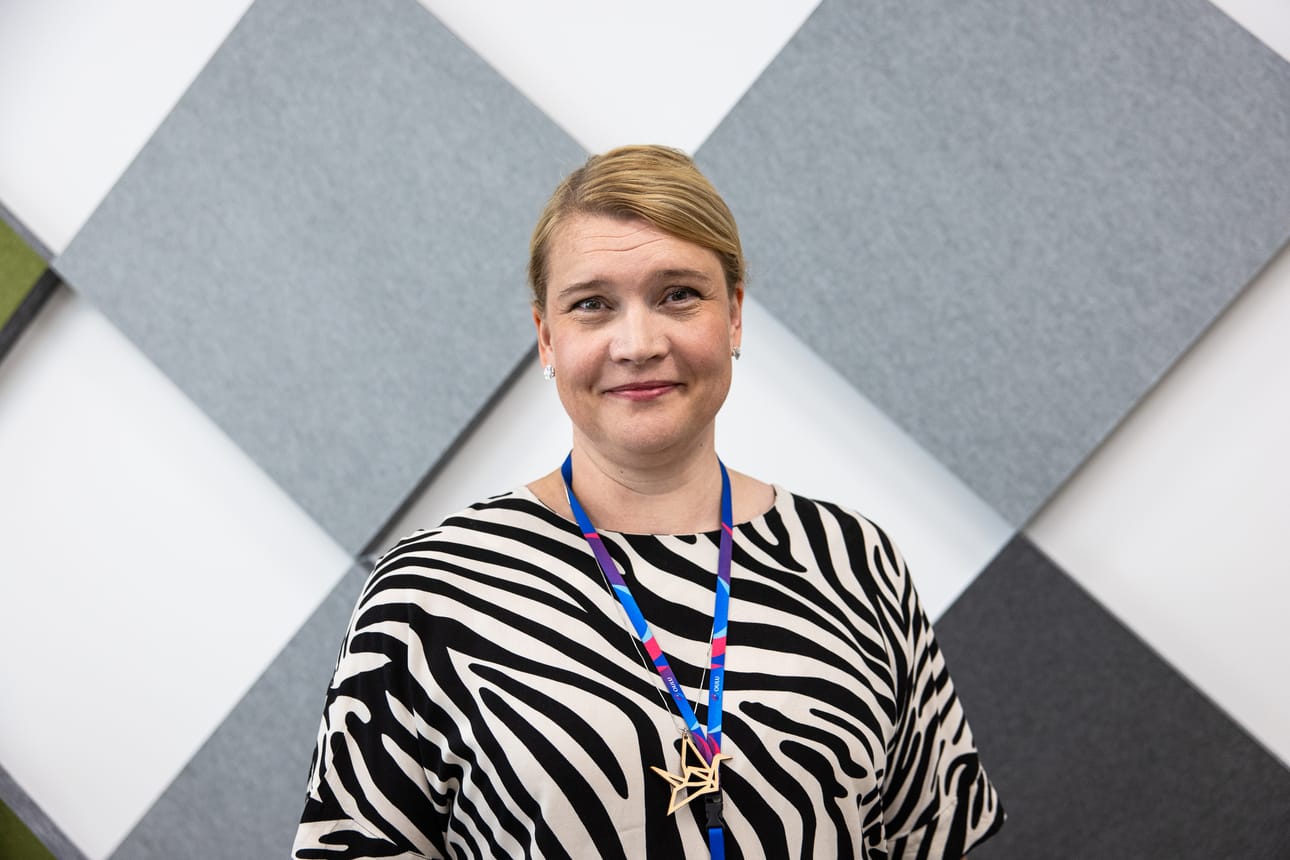 Business Oulun työllisyysjohtaja Mari Rautiainen kertoo, että Oulu on ottanut käyttöön uusia työllistämisen tukimuotoja palkkatuen rinnalle. Palkkatukeakin käytetään edelleen, vaikka se ei kerrytä työssäoloehtoa, eikä poista kunnan sakkomaksuja pitkittyneestä työttömyydestä.