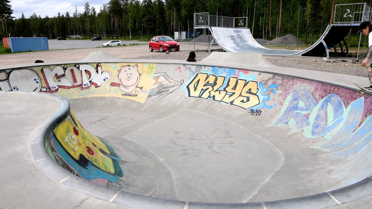 Ounasvaaran skeittiparkki sijaitsee Lappi-areenan yläpuolisen parkkipaikan päädyssä. Arkistokuva.