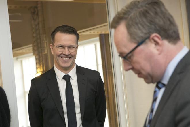 Altian toimitusjohtaja Pekka Tennilän hymy oli kevättalvella herkässä, kun Altia kertoi pörssiin menostaan. Kuvassa myös elinkeinoministeri Mika Lintilä (kesk.). KUVA: Pekka Sipola