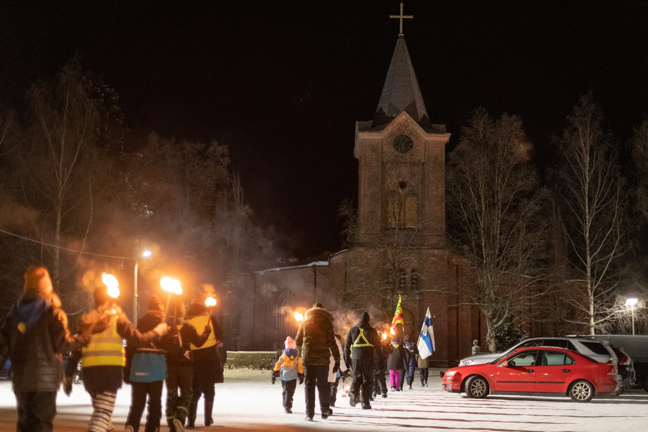Soihtukulkue päätti matkansa sankarihaudoille.