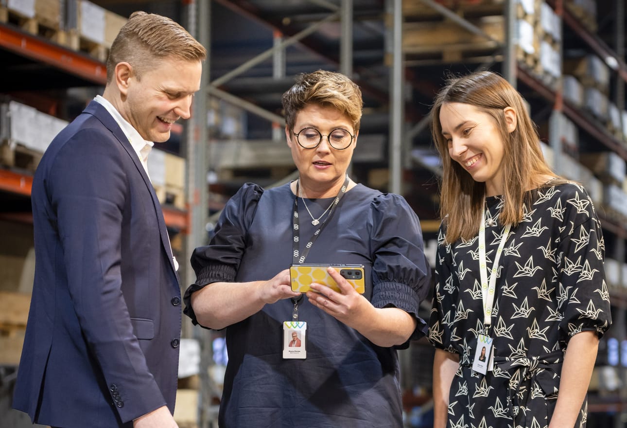 MSK Groupin omistajista serkukset Markus Isosaari, Nanna Hietala ja Elina Väljä tapasivat hiljan toisiaan konsernin tytäryhtiössä MSK Cabins Oy:ssä.