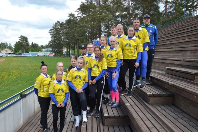 Ankkureitten maakuntasarjaa pelaavan naisjoukkueen harjoituksissa Kitron stadionilla, eturivi vas. Sanni Langhed, Erika Härkönen, Vilja Valkonen, Veera Antila, Viivi Viirumäki, takarivi vas. Jenni Parkkonen, Siiri Honko, Amanda Tuomela, Juha Tuomela (2pj), Anni Mertaniemi, Roosa Nuolikoski, Heikki Nuolikoski (GM), Tanja Tuomela, Matilda Huhtikangas ja Tero Tuomela. Lisäksi joukkueeseen kuuluvat Oona Winter, Silja Särkinen, Vilma Lammila ja Eija Vainionpää (JJ). KUVA: MARKKU TURPELA