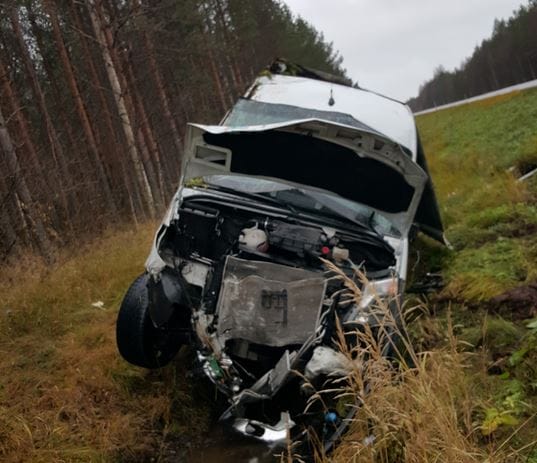 Pakettiauto vaurioitui pahoin kolarissa Kärsämäellä.