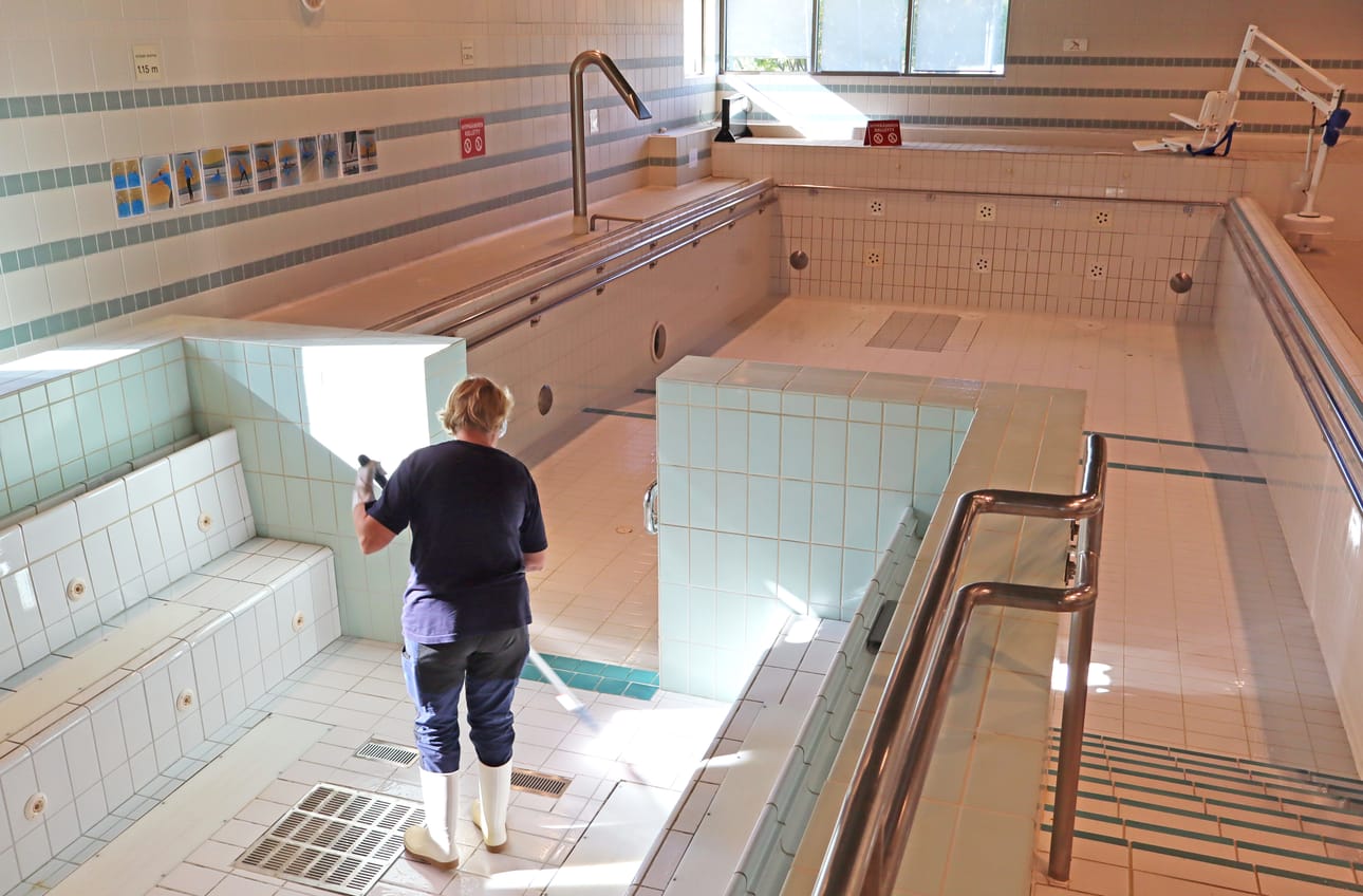 Pudasjärven Virkistysuimala Puikkarin allasosasto on ollut pois käytöstä jo yli kolme kuukautta. Nyt altaita siivotaan remontin jäljiltä ennen täyttöä.