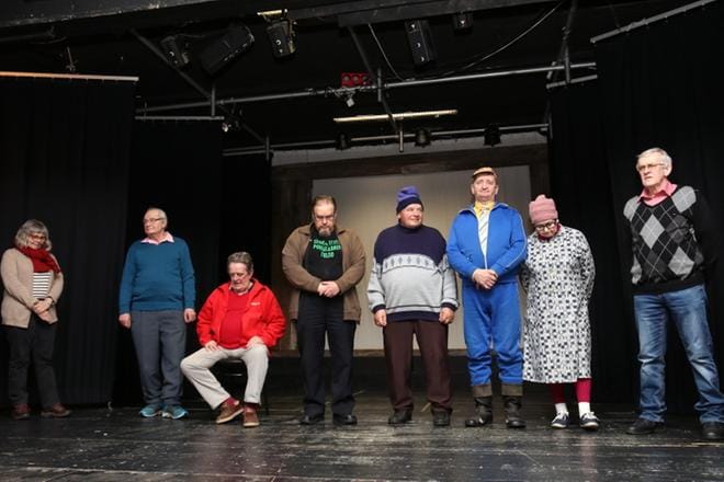 Kun Lehtiskä (avs.), Pauli Pajunen, Pauli Perälä, Jouko Mäkinen, Antti Yli-Leppälä, Simo Tyni, Maija-Liisa Isosomppi ja Veikko Mannermaa olivat kertoneet tarinansa, he järjestäytyivät lavalle kuulemaan tuomionsa. KUVA: ANU NAHKALA