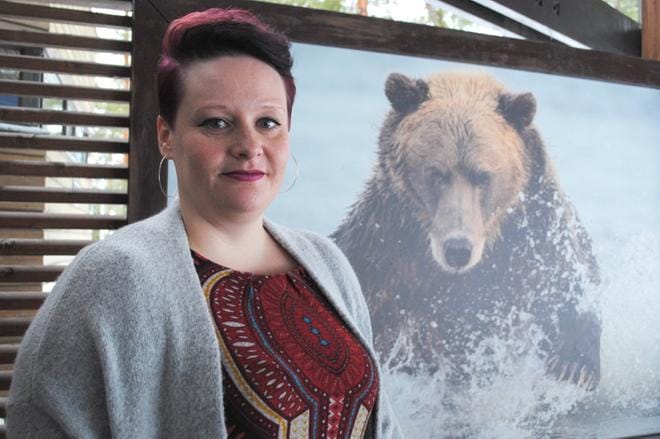 Vapaa-ajallaan Jonna Pietilä harrastaa monipuolista liikuntaa ja lukee paljon. Musiikkikin on lähellä hänen sydäntään. KUVA: EEVA-LIISA KULJU