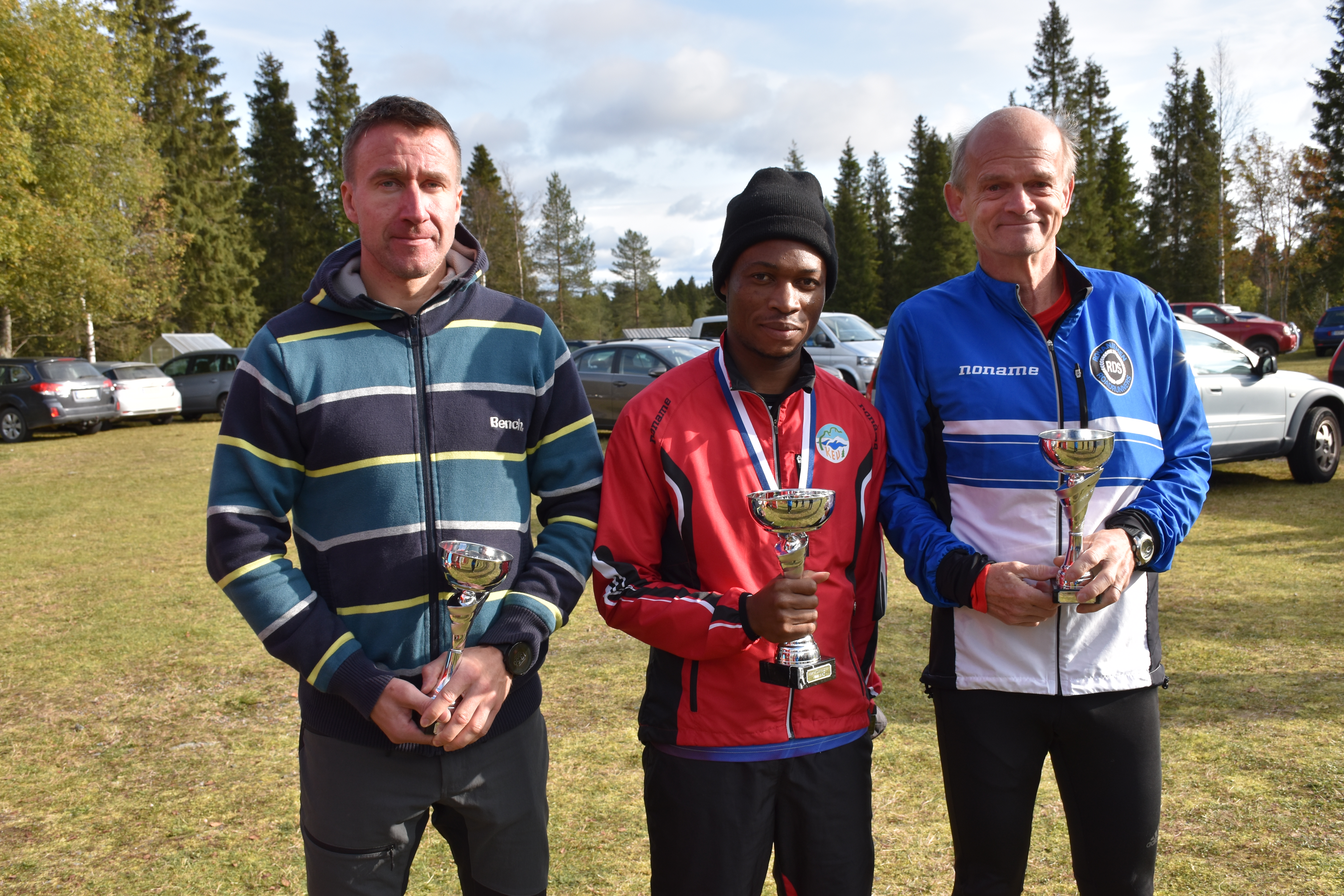 Kaarlon juoksun miesten 9 km kilpasarja: 1) Chapangwa Lubambo, 2) Tero Similä (vas.), 3) Matti Tennilä (oik.)