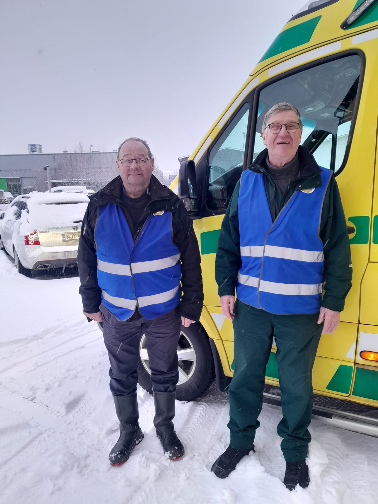 Kuljettajina toimineet Matti Arvola (vas.) ja Timo Teräs kuvattuna helmikuussa kun nimikkoambulanssi saapui Seinäjoelle.