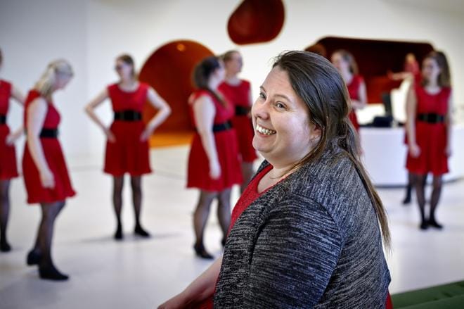 Vocal!-lauluyhtyeen johtaja Satumaa Veikkola hersyy muiden naisten mukana. Ryhmä esiintyi keskiviikkona kirjasto Apilassa Seinäjoella. Kuva: Tomi Kosonen