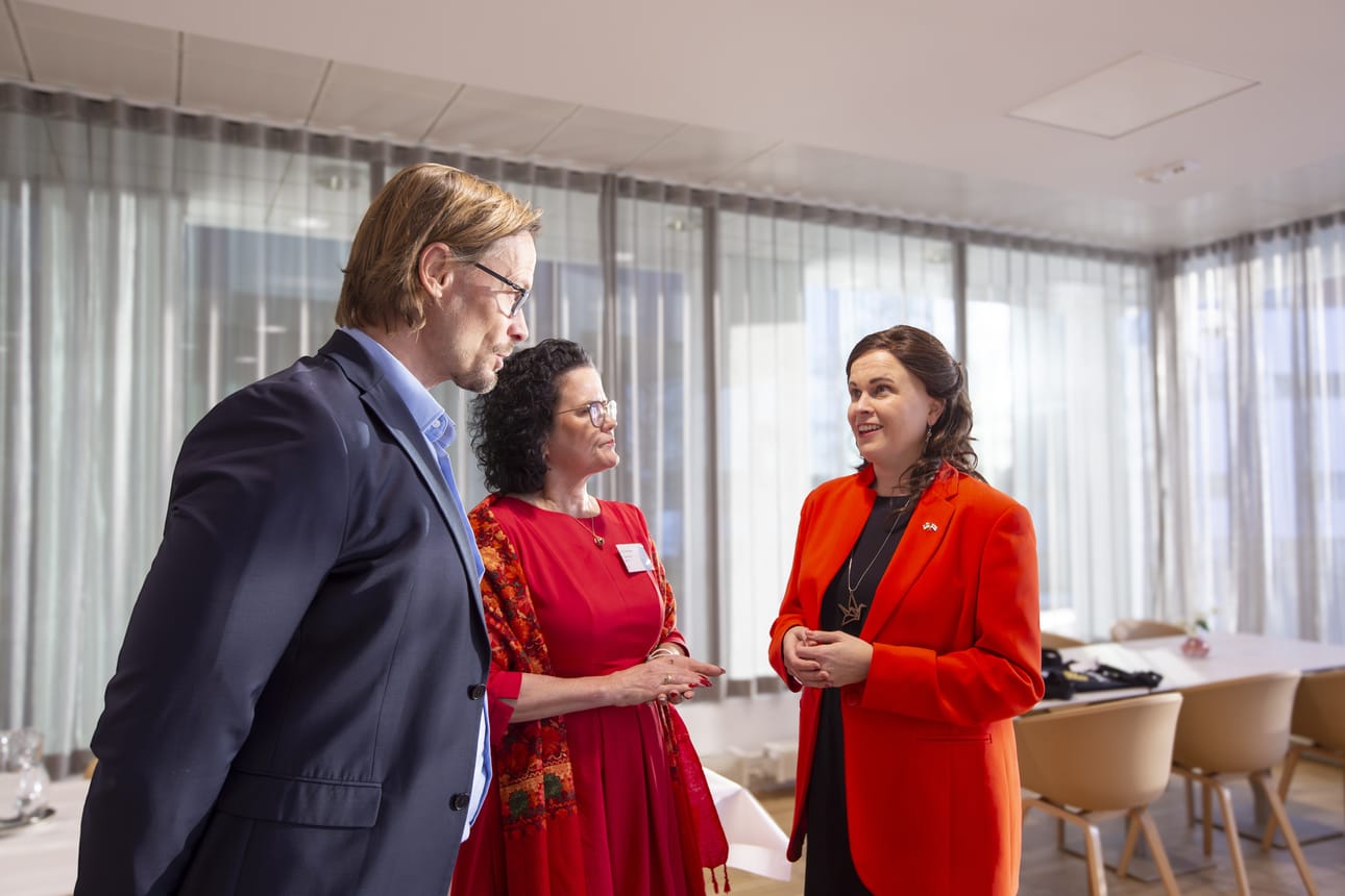 Vaasan ammattikorkeakoulun rehtori Hannu Vahtera ja Vaasan yliopiston rehtori Minna Martikainen esittivät huolensa siitä, jos Suomi nähdään kansainvälisesti maana, jossa tutkimuksesta ja kehityksestä karsitaan. Tiede- ja kulttuuriministeri Mari-Leena Talvitie (kok.) vieraili Vaasassa koulutus- ja tiedeseminaarissa.