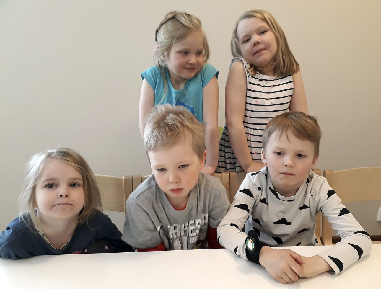 Alva, Leevi ja Eeli (eturivissä) sekä Sofia ja Nelli kertovat äideistään monia mukavia juttuja. Eräs äiti lukee esimerkiksi Harry Pottereita.