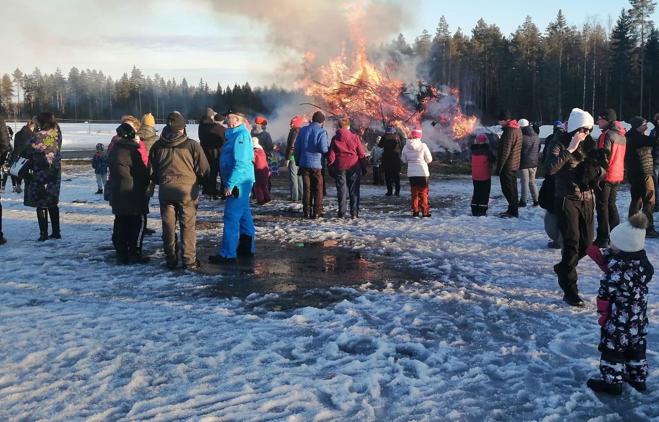 Lahdenkylän kokko poltettiin PowerParkin raviradalla.