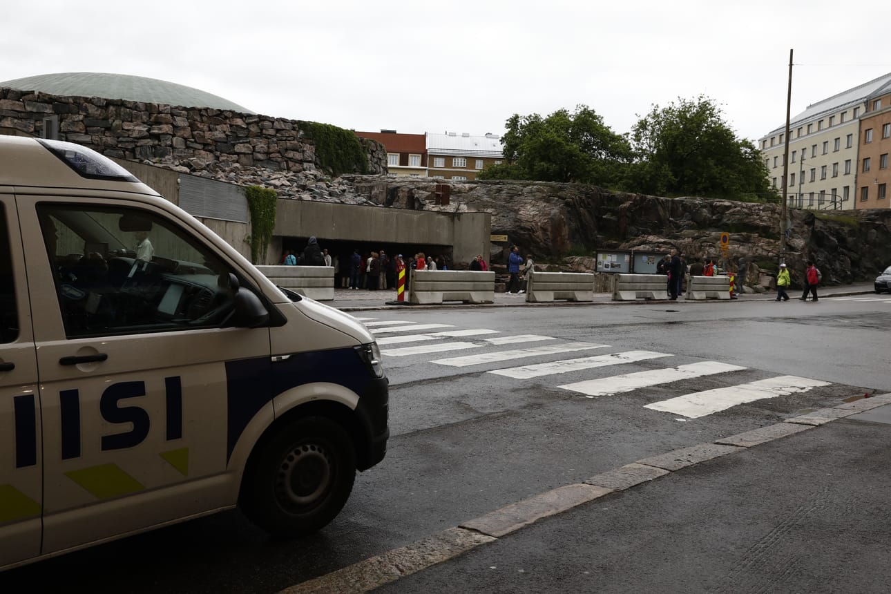 Temppeliaukion kirkolle asennettiin eilen betonesteitä.
