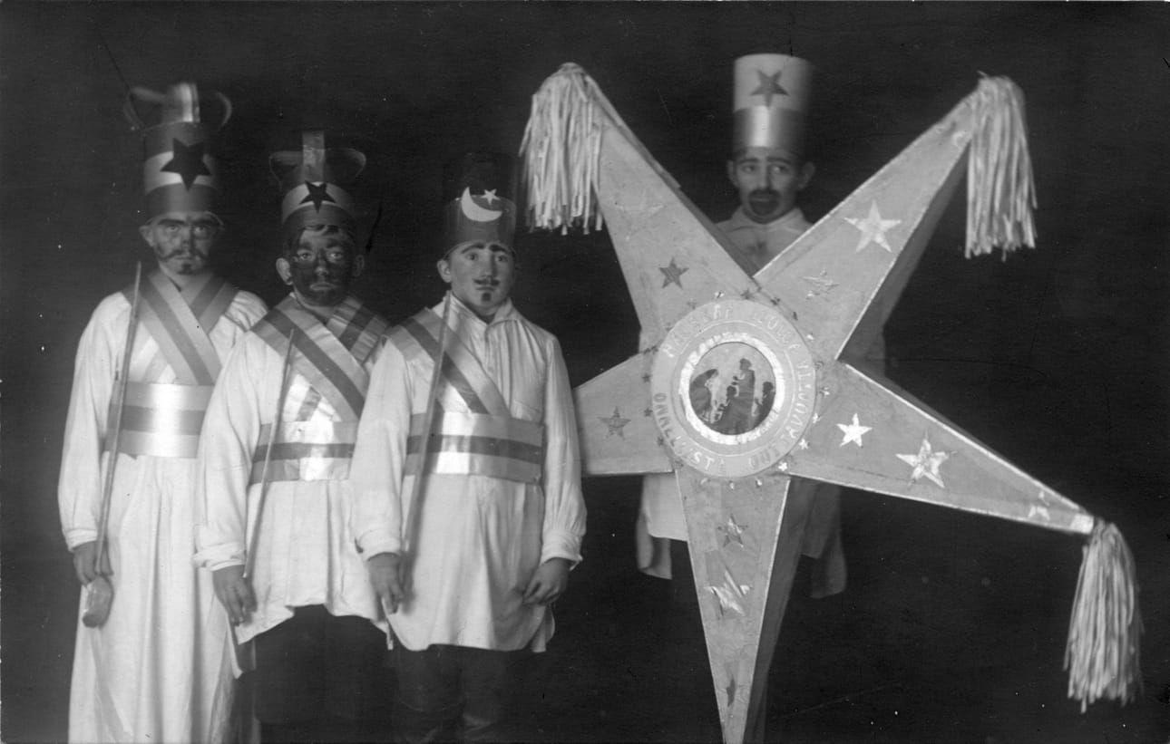 Raahen museon kokoelmissa on kuva, jossa tiernapoikien Mänkki kantoi tähteä, jonka keskustaan on piirretty hyvän joulun toivotus ja kuva itämaan tietäjistä.