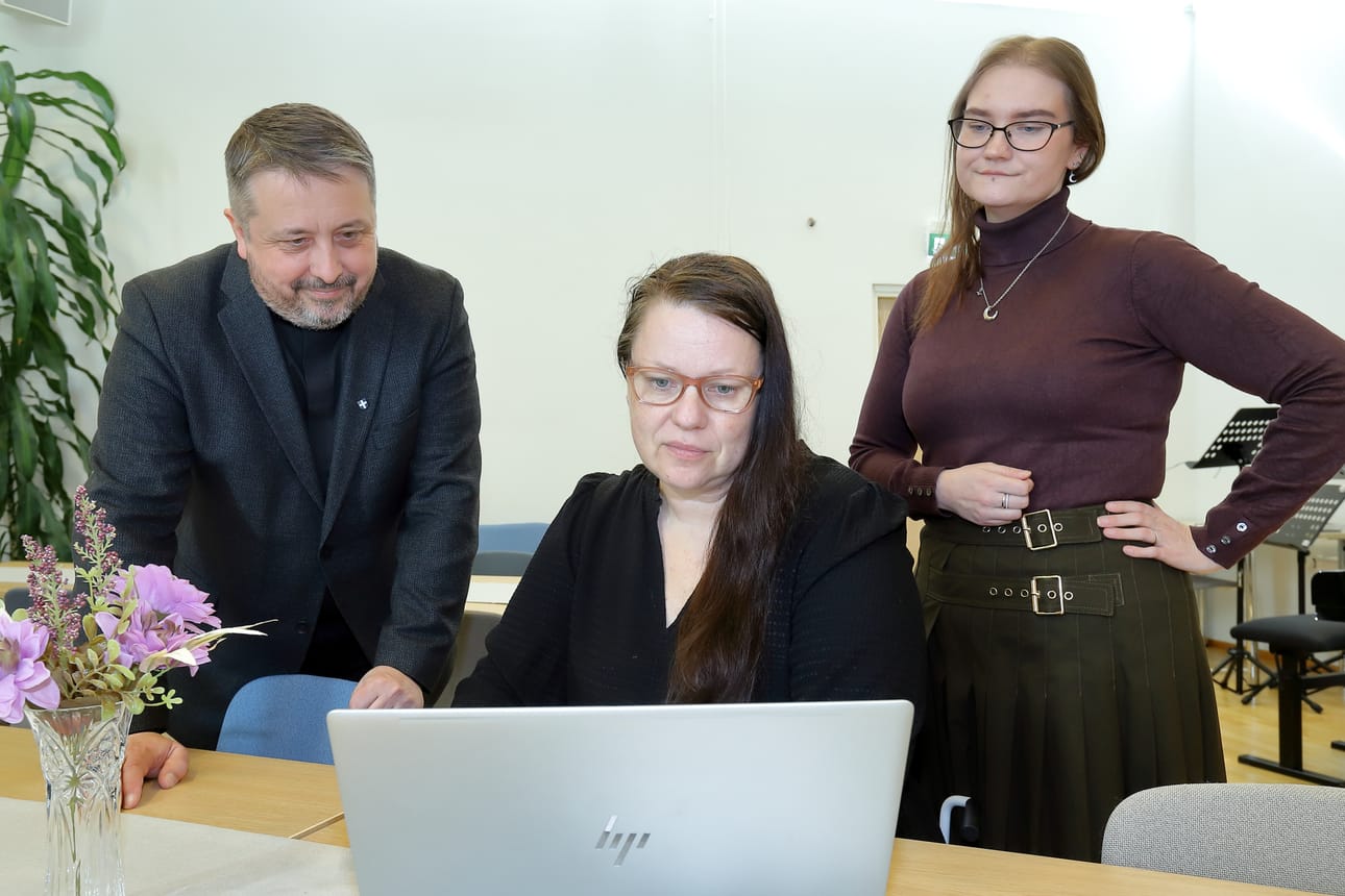 Johanna Hämeenkorpi (kesk.) työstää parhaillaan kahta Raamattu-näyttelyä. Toinen tulee Koivuluoto Areenalle ja toinen Raahen keskustaan. Teemu Isokääntä ja Kati Kangas tekevät vielä täysillä töitä kesäkuun puoliväliin asti lähetysjuhlien eteen.