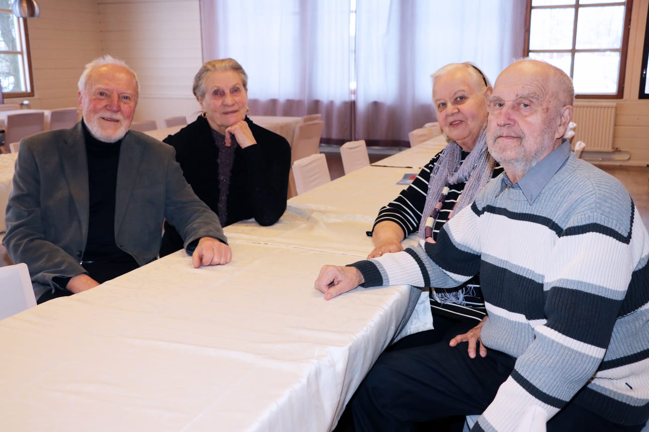 –¿Minä olen ollut muistisairas niin kauan kuin muistisairaan muisti yltää, naurattaa kempeleläinen Erkki Rahkamaa (vasemmalla) muita. Kuvassa myös Inkeri Rahkamaa sekä Leena ja Heimo Saksio.
