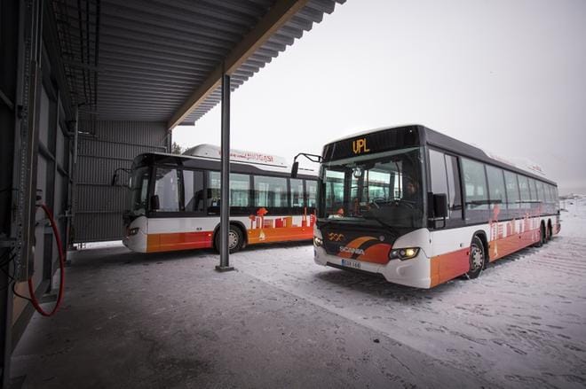 Jätehuoltoyhtiö Stormossen valittiin vuoden 2017 digiloikkaajaksi. Yhtiö aloitti biokaasutankkauksen tammikuussa. Bussit tankataan öisin jätteenkäsittelylaitoksen viereisessä terminaalissa. Arkistokuva: Jarno Pellinen