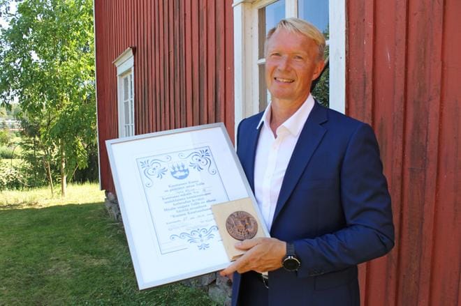 Tapio Korjus on saanut Kunnon kuurtanelainen -arvonimen. Tunnustus jaettiin sunnuntaina Kuortanespäivä-kotiseutujuhlassa. KUVAT: REIJO HEIKKILÄ